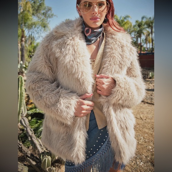 Jackets & Blazers - Luxurious Faux Fur Coat in Cream